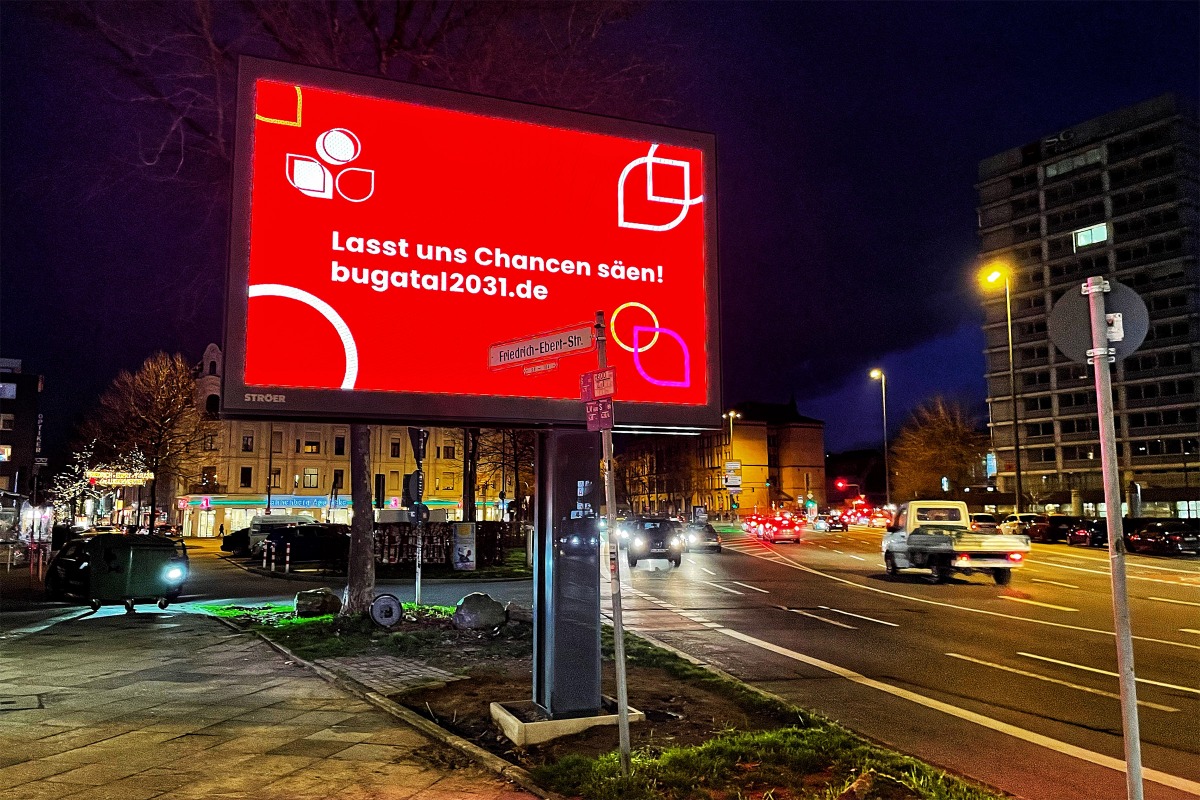 Foto eines Road Side Screen mit Key Visual zur BUGA 2031 in Wuppertal