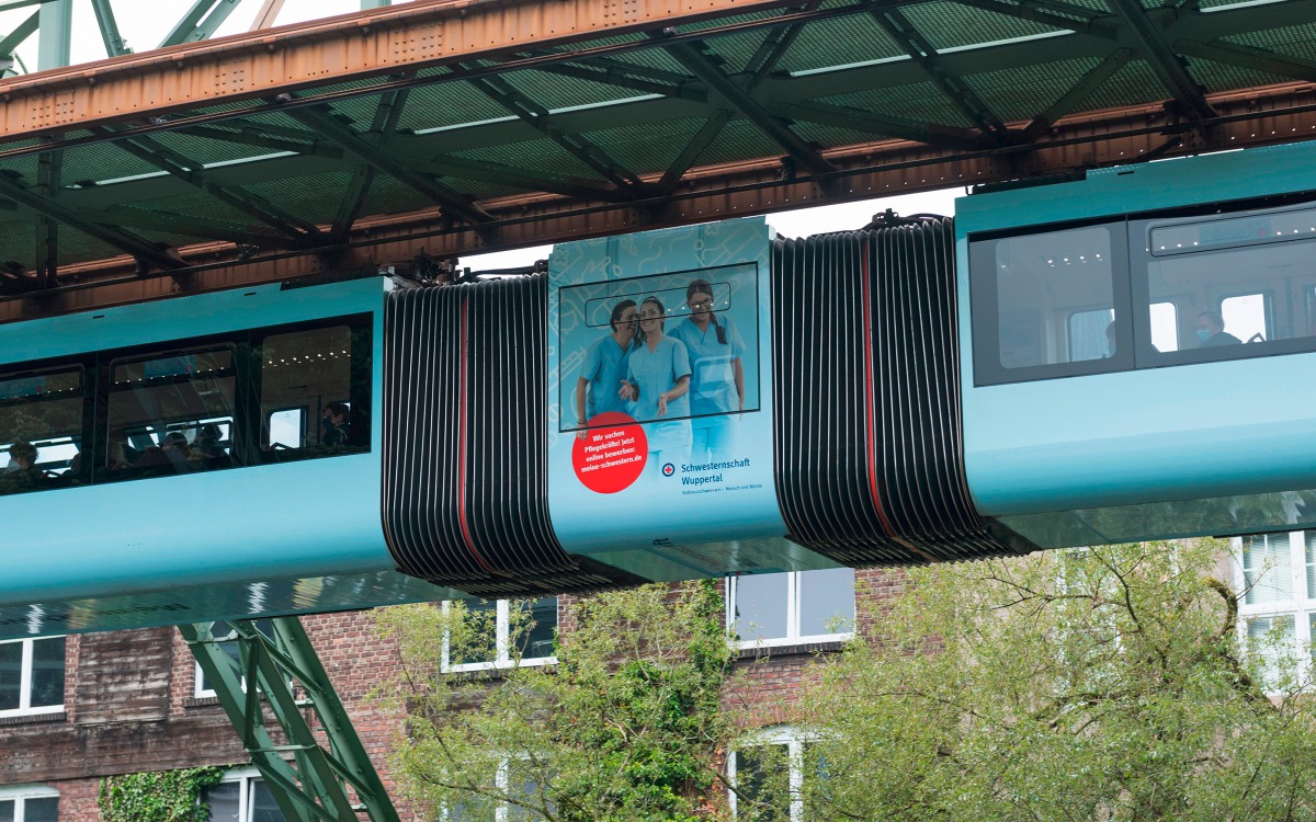 Kampagnenmotiv der DRK Schwesternschaft auf der Schwebebahn Wuppertal