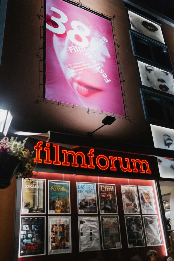 Bundesfestival Film Plakat am Filmforum bei Dunkelheit