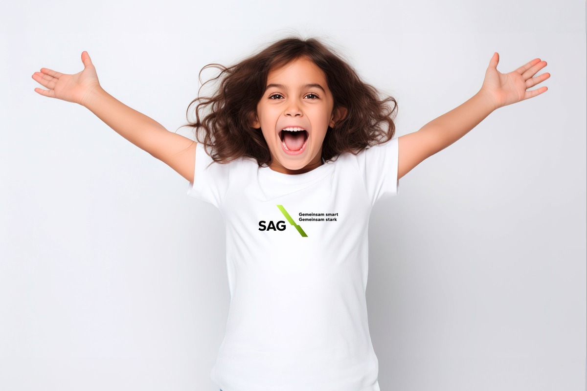 Junge mit T-Shirt mit SAG-Logo-Print