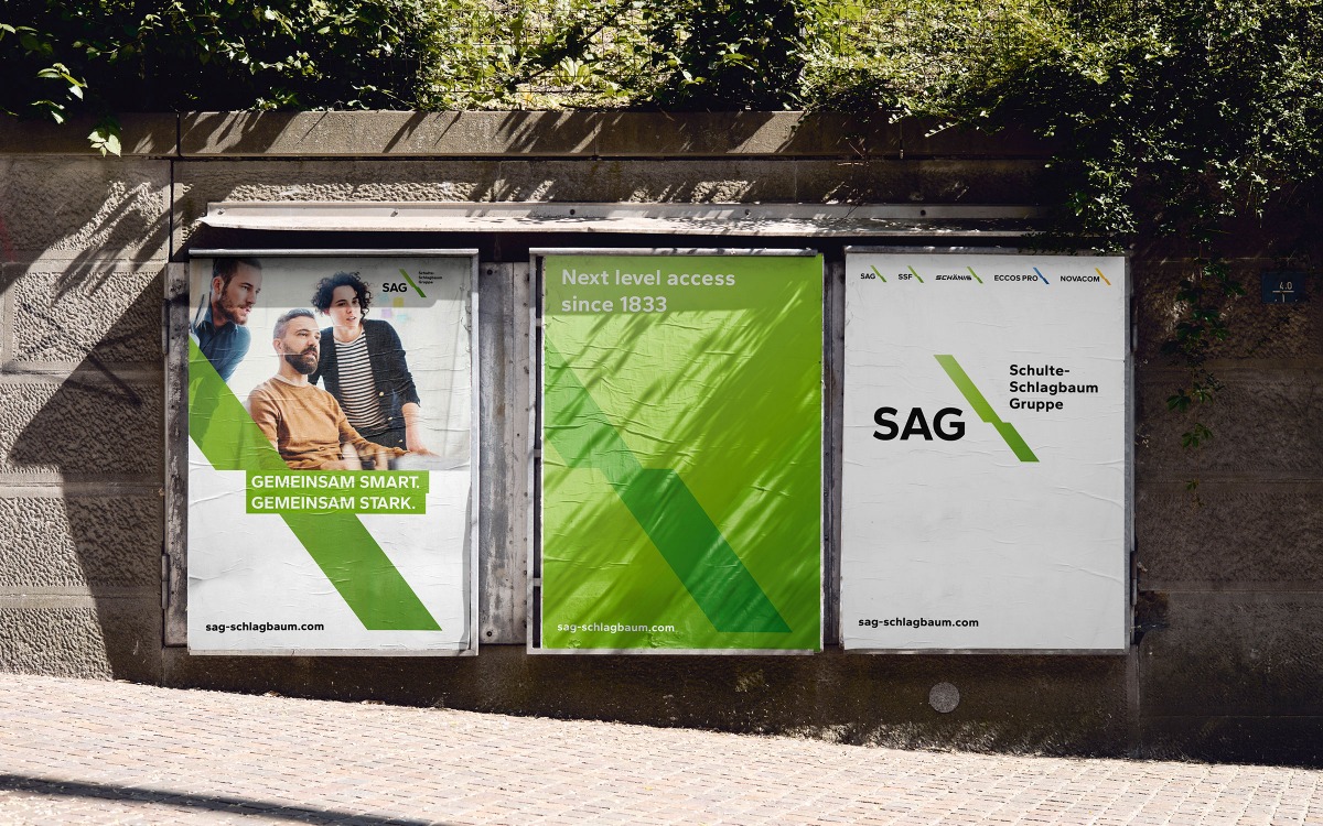 Plakatwand mit drei Plakaten von SAG