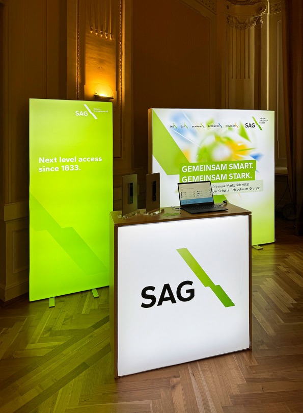 Fahnen. vor Wuppertaler Stadthalle