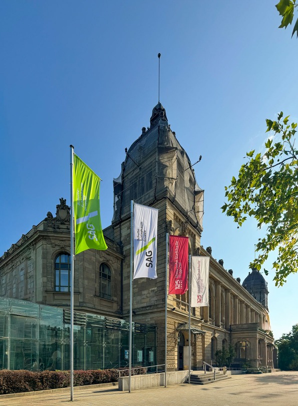 Fahnen. vor Wuppertaler Stadthalle
