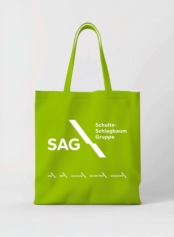 Schild mit Logo vor Fabrik