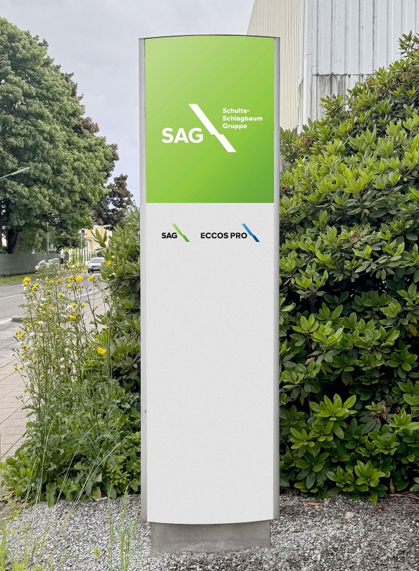 Schild mit Logo vor Fabrik