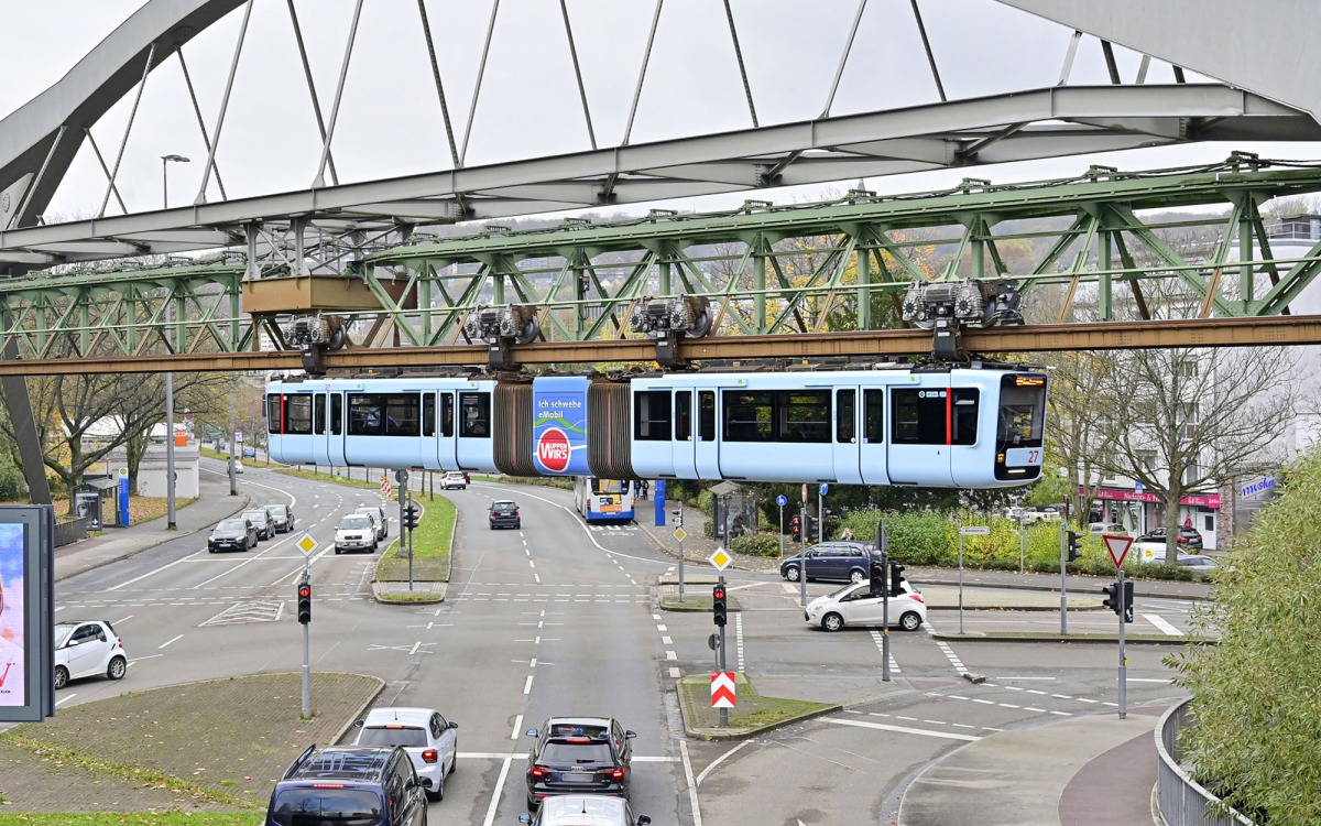 WSW eMobil Schwebebahn-Beklebung